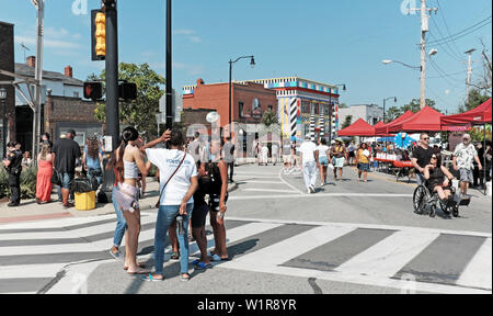 Xvii annuale di Waterloo Arts Festival in artistico quartiere di Collinwood in Cleveland, Ohio, Stati Uniti d'America attira una folla variegata. Foto Stock