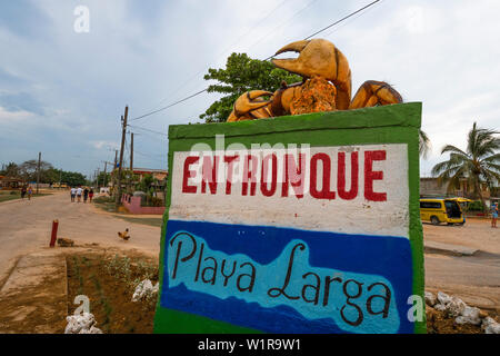 Playa Larga segno nel villaggio di Caleton mostra un'immagine di una terra granchi che abitano la zona. Bahia de Cochinos, Cuba, Caraibi Foto Stock