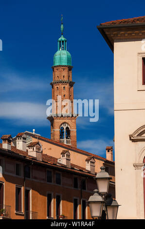 Torre Bissara aumenta al di sopra di Vicenza centro storico di tetti Foto Stock