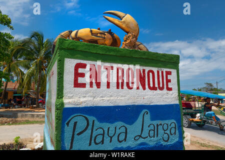 Playa Larga segno nel villaggio di Caleton mostra un'immagine di una terra granchi che abitano la zona. Bahia de Cochinos, Cuba, Caraibi Foto Stock