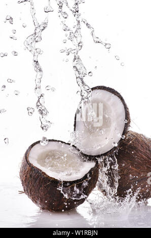 Noci di cocco bagnata per una cascata di straripamento del liquido fresco Foto Stock