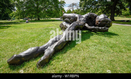 Londra, Regno Unito. Il 3 luglio 2019."Quando ho sonno", 2018 da Tracey Emin. Fregio Scultura apre in Regent's Park, London il più grande display libera esterna di arte. Opere di 23 artisti internazionali sono sul display il 3 luglio e 6 ottobre 2019. Credito: Stephen Chung / Alamy Live News Foto Stock