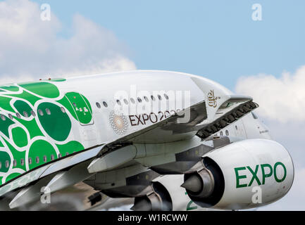 A380 Emirates Airbus decollo dall'Aeroporto Gatwick di Londra UK. Foto Stock