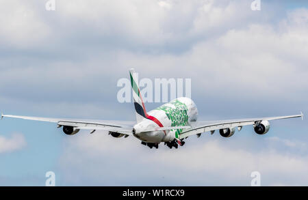 A380 Emirates Airbus decollo dall'Aeroporto Gatwick di Londra UK. Foto Stock