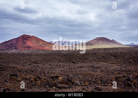 Paesaggio vulcanico nell'isola di Lanzarote in un giorno nuvoloso Foto Stock