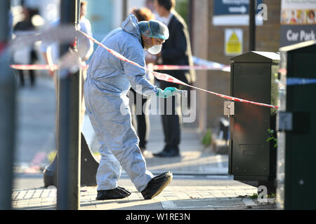 La polizia forensics ufficiali a Latchmere Road in Battersea Park Road a seguito di un accoltellato. Un uomo si era affrettato in ospedale dopo un attacco in strada di Battersea, Londra Sud, e non ci sono stati arresti. Foto Stock