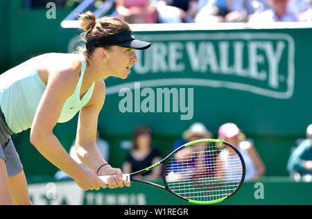 Simona Halep (RM) giocando sul Centre Court alla natura internazionale della valle, Devonshire Park, Eastbourne, Regno Unito. Il 27 giugno 2019 Foto Stock