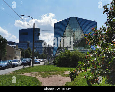 ST. PETERSBURG, Russia - giugno, 2019: vista del centro commerciale Plaza San Pietroburgo su Malookhtinsky Avenue. Foto Stock