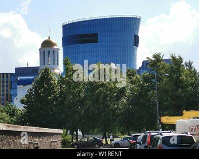 ST. PETERSBURG, Russia - giugno, 2019: vista del centro commerciale Plaza San Pietroburgo su Malookhtinsky Avenue. Foto Stock