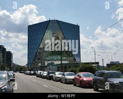 ST. PETERSBURG, Russia - giugno, 2019: vista del centro commerciale Plaza San Pietroburgo su Malookhtinsky Avenue. Foto Stock