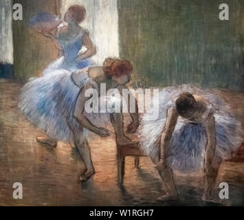 Degas ballet dipinto. Trois Danseuses a la Classe de Danse (tre danzatori in una classe di danza) da Edgar Degas, olio su cartone, c.1888-1890 Foto Stock