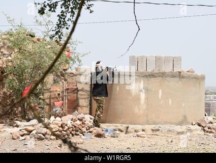 (190703) -- DHALEA (Yemen), 3 luglio 2019 (Xinhua) -- un pro-governo soldato yemenita contro gli incendi-Houthi detenuto posizioni sulla periferia nord della provincia Dhalea, Yemen, il 3 luglio 2019. Pro-governo forze yemenita è riuscito a interrompere una ben preparata Houthi piano per avanzare militarmente verso un numero di chiave province meridionali dopo mesi di intensi combattimenti. Varie fazioni di pro-le forze governative comprese le elite brigate dei giganti e la resistenza del sud forze impegnate nelle feroci scontri armati con i ribelli Houthi nelle parti settentrionali della provincia Dhalea. (Xinhua/M Foto Stock