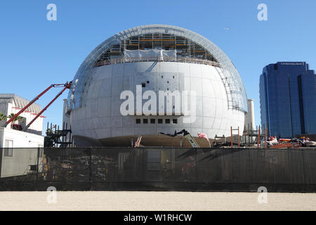 Los Angeles, CA / STATI UNITI D'America - 28 Giugno 2019: "sfera" edificio della Academy of Motion Pictures Museo è mostrato in costruzione. Foto Stock