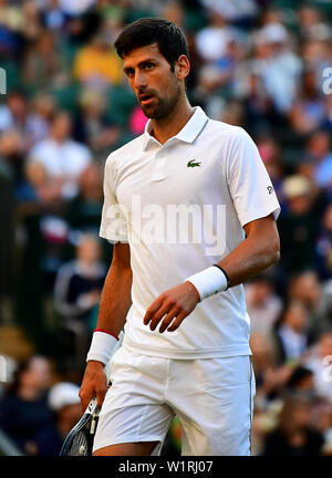 Novak Djokovic durante la sua partita contro Denis Kudla il giorno tre i campionati di Wimbledon al All England Lawn Tennis e Croquet Club, Wimbledon. Foto Stock