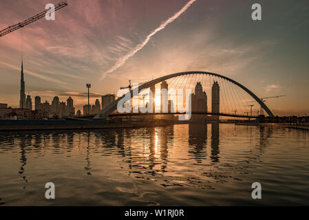 Splendida vista all'alba del Ponte di Tolerance sul canale di Dubai Foto Stock