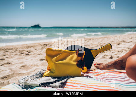Vacanze estive - Accessori in borsa da spiaggia Foto stock - Alamy
