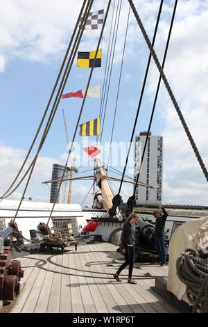 Una giovane ragazza cammina intorno al ponte della HMS Warrior 1860 presso il centro storico di Portsmouth darsene a Portsmouth, Regno Unito. Foto Stock