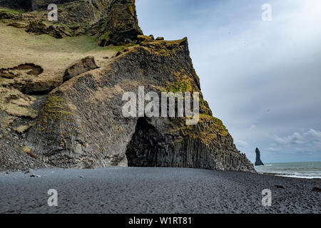 La rocciosa spiaggia di sabbia nera di Reynisfjara sulla costa sud-orientale di Islanda Foto Stock
