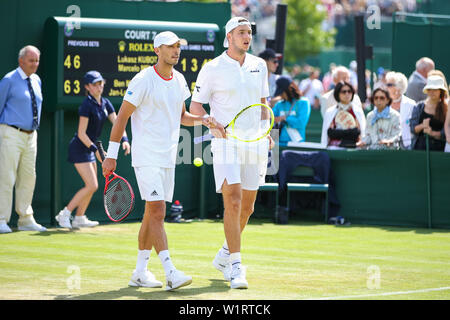 Londra, Regno Unito. 3 Luglio, 2019. Ben McLachlan del Giappone e Jan-Lennard Struff della Germania durante il Uomini Doppio Primo turno match di Wimbledon Lawn Tennis Championships contro Lukasz Kubot di Polonia e Marcelo Melo del Brasile a tutti England Lawn Tennis e Croquet Club di Londra, in Inghilterra il 3 luglio 2019. Credito: AFLO/Alamy Live News Foto Stock