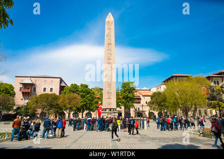 Obelisco di Teodosio (Dikilitas) con geroglifici in Piazza Sultanahmet, Istanbul, Turchia. Antico obelisco egiziano in Istanbul City Foto Stock