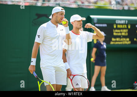 Londra, Regno Unito. 3 Luglio, 2019. Ben McLachlan del Giappone e Jan-Lennard Struff della Germania durante il Uomini Doppio Primo turno match di Wimbledon Lawn Tennis Championships contro Lukasz Kubot di Polonia e Marcelo Melo del Brasile a tutti England Lawn Tennis e Croquet Club di Londra, in Inghilterra il 3 luglio 2019. Credito: AFLO/Alamy Live News Foto Stock