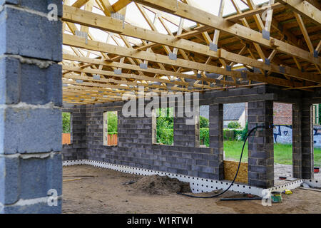 Fondazione in calcestruzzo, parete seiling e costruzione di una nuova casa, vista del sito in costruzione nel processo di preparazione Foto Stock