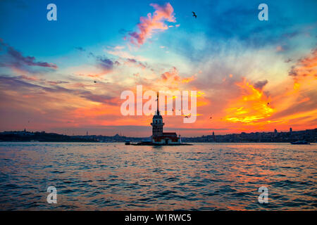 Vista dei Maiden Tower nella città di Istanbul in Turchia. Storica Torre e tramonto al Bosforo. Foto Stock