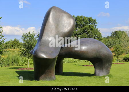'Heep piece' (Henry Moore, 1971-1972, bronzo), scultura a Wisley 2019, RHS Garden Wisley, Woking, Surrey, Inghilterra, Gran Bretagna, Regno Unito, Europa Foto Stock