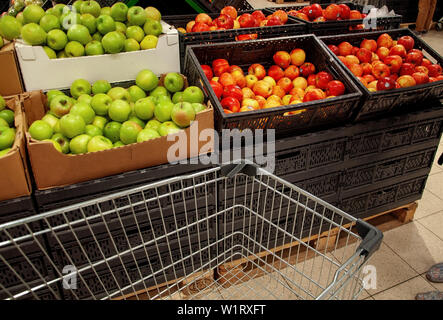 Shopping per frutta e verdura in un supermercato Foto Stock