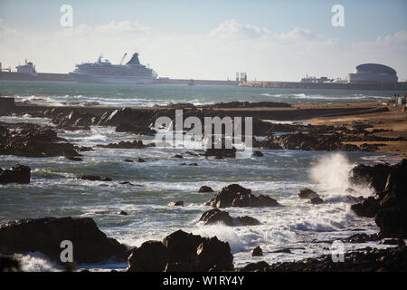 Rocky ocean shore vicino al porto. Foto Stock