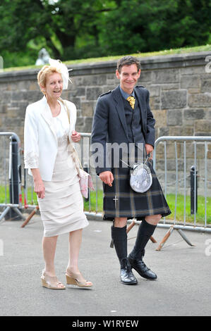 Edinburgh, Regno Unito. Il 3 luglio 2019. Sua Maestà la regina ha ospitato il suo giardino annuale festa nel Palazzo di Holyroodhouse di Edimburgo durante il Royal settimana in Scozia. Sua Maestà la Regina party in giardino era frequentato da persone di tutte le età e stili di vita. Il sun ha realizzato un aspetto fantastico e la band ha suonato musica allegra e alcune copertine di ben noti i numeri. Gli ospiti goduto il tè del pomeriggio con panini gourmet, torte e royal cioccolatini. Credito: Colin Fisher/Alamy Live News Foto Stock