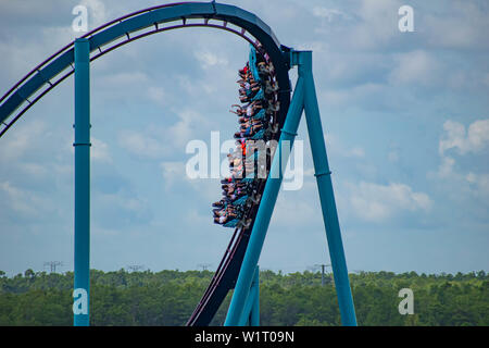 Orlando, Florida. Luglio 01, 2019 . Magnifica vista di persone aventi fun Mako roller coaster al Seaworld Foto Stock