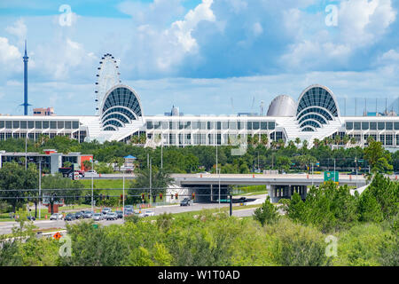 Orlando, Florida. Luglio 01, 2019 . Vista panoramica di Orlando Convention Center, Sky Flyer e la grande ruota Foto Stock