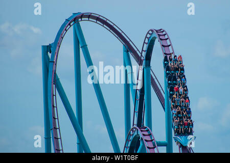 Orlando, Florida. Luglio 01, 2019 . Magnifica vista di persone aventi fun Mako roller coaster al Seaworld Foto Stock