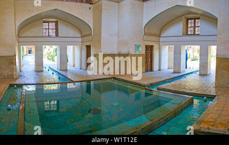 KASHAN, IRAN - 23 ottobre 2017: interni di Kushak - pool house, con nicchie arcuate, esce da tutti i lati e strette fontane, ramificazione da th Foto Stock