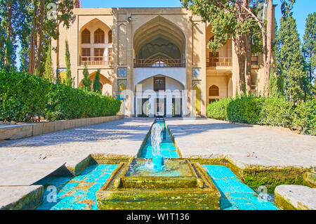 Godetevi le vecchie fontane in Pinna ombreggiato giardino - la più antica tradizionale giardino persiano, extant giardino in Iran, Kashan Foto Stock