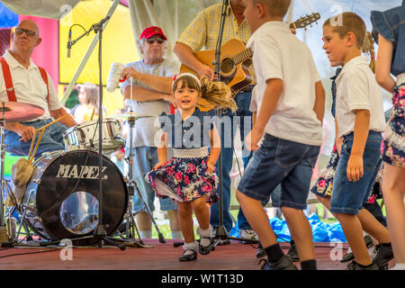 In Pennsylvania, Stati Uniti d'America - Giu 30, 2019 - Hoedown ballo folk a Kutztown Folk Festival dal Miller in famiglia Foto Stock