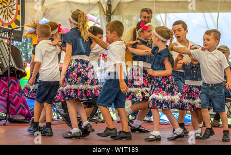 In Pennsylvania, Stati Uniti d'America - Giu 30, 2019 - Hoedown ballo folk a Kutztown Folk Festival dal Miller in famiglia Foto Stock