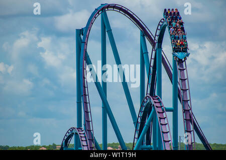 Orlando, Florida. Luglio 01, 2019 . Magnifica vista di persone aventi fun Mako roller coaster al Seaworld Foto Stock