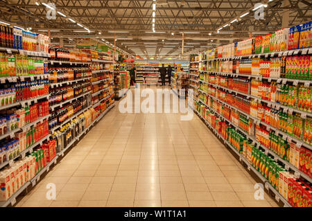 Russia, Supermarket-July 3 2019-Ipermercato contatori con bevande Foto Stock