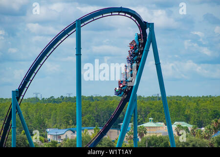 Orlando, Florida. Luglio 01, 2019 . Magnifica vista di persone aventi fun Mako roller coaster al Seaworld Foto Stock