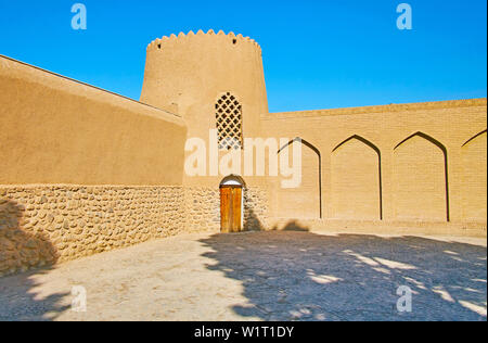 Conserve di torre di adobe ed enormi bastioni della più antica del paese giardino persiano - pinna giardino, situato a Kashan, Iran Foto Stock