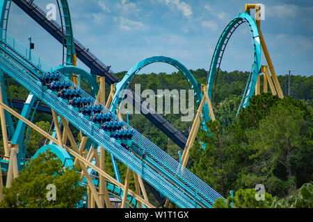 Orlando, Florida. Luglio 01, 2019. Persone avendo divertimento incredibile Kraken roller coaster al Seaworld. Foto Stock