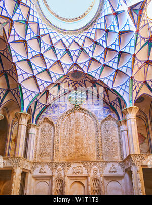 KASHAN, IRAN - 23 ottobre 2017: i dettagli scolpiti degli interni (andarouni) di Borujerdi casa storica con stucco muqarnas cupola e sottili modelli Foto Stock