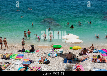 Folla Alle Hawaii Beach, Verudela, Pula, Croazia Foto Stock