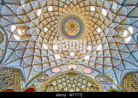 KASHAN, IRAN - 23 ottobre 2017: la storica Borujerdi House vanta interni ornati con tradizionali decorazioni persiano - cupola muqarnas, verniciato Foto Stock