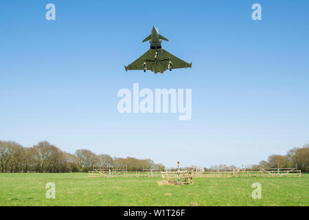 Tifone che arriva a terra a RAF Coningsby Foto Stock