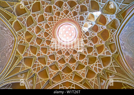 KASHAN, IRAN - 23 ottobre 2017: La cupola panoramica del cancello di ingresso di Borujerdi casa storica con muqarnas (honeycomb) decorazione intorno al li Foto Stock