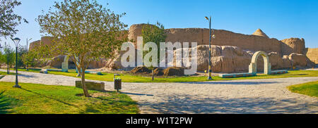 Mellat park è il luogo ideale per rilassarsi nella città vecchia e osservare conserve di adobe pareti di Ghal'eh Jalali fortezza, Kashan, Iran Foto Stock