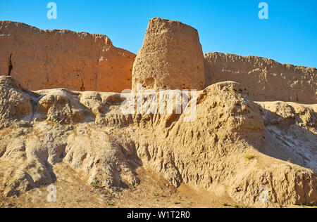 Le rovine della medievale Ghal argilla'eh Jalali fortezza, extant a Kashan, Iran Foto Stock